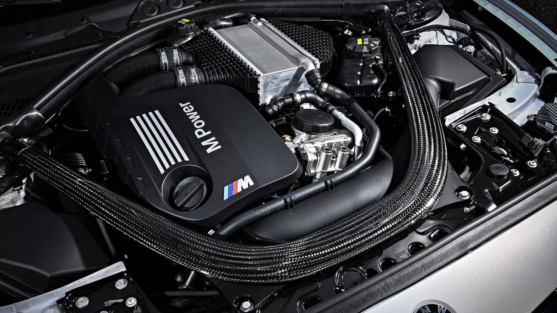 Serce M2 Competition bazuje na jednostce z modelu M3/M4. Ma trochę mniej mocy, ale i tak o 41 KM więcej od M2 Coupe.