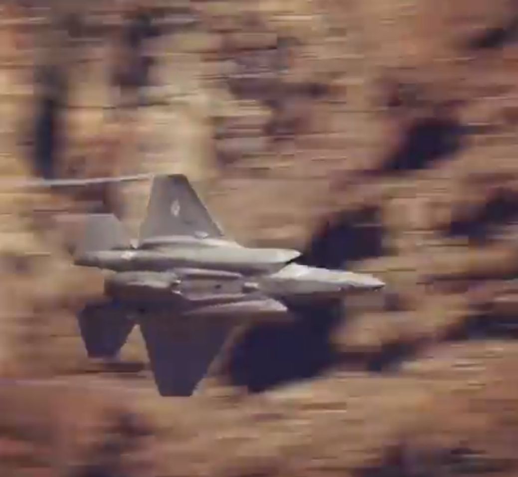F-35 na tle wąwozu w Dolinie Śmierci