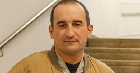 "Po 21 latach picia i brania obudziłem się bez trzęsących się rąk". Tak Misiek Koterski wspomina chwile uzależnienia
