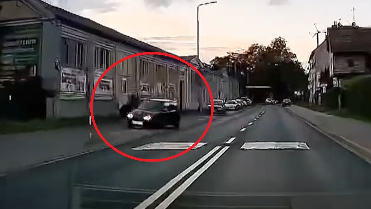 Samochód przejechał chodnikiem.
