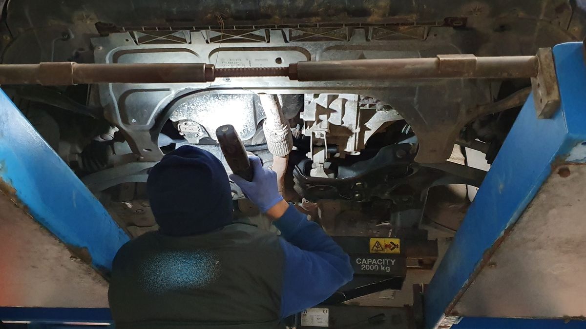 Przyczyn wibracji występujących na postoju trzeba szukać w wielu miejscach, ale przynajmniej problem można zdiagnozować bezpośrednio w warsztacie. W przeciwieństwie do wibracji występujących w czasie jazdy.