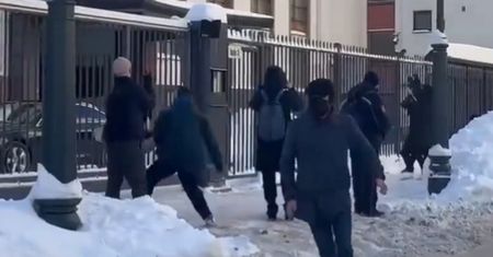 Chwile grozy przed ambasadą Finlandii. Niepokojące obrazki z Moskwy