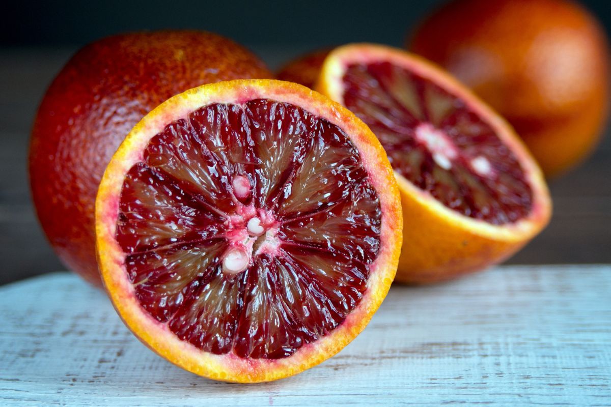 Sok z czerwonych pomarańczy warto pić codziennie rano