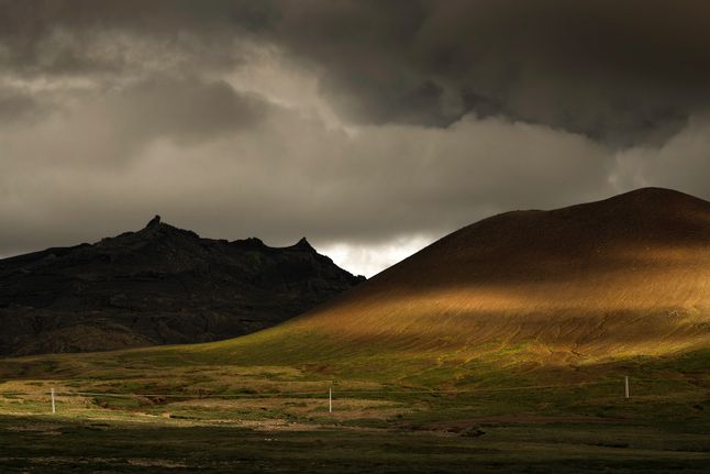 Stefano podzielił się z nami 3 seriami fotografii. Pierwsza z nich, "Chasing Lights" ("Ściganie światła") została wykonana na Islandii w czasie lata, o wschodzie słońca. Gardel jechał w konkretne miejsce by fotografować krajobraz jednego z wielu majestatycznych miejsc na wyspie. Promienie wschodzącego słońca przenikały przez chmury tak pięknie, że fotograf postanowił jechać za nimi samochodem. Mówi: "Zmieniłem koncepcję fotografowania krajobrazu ze wspaniałym światłem, po prostu fotografując wspaniałe światło".