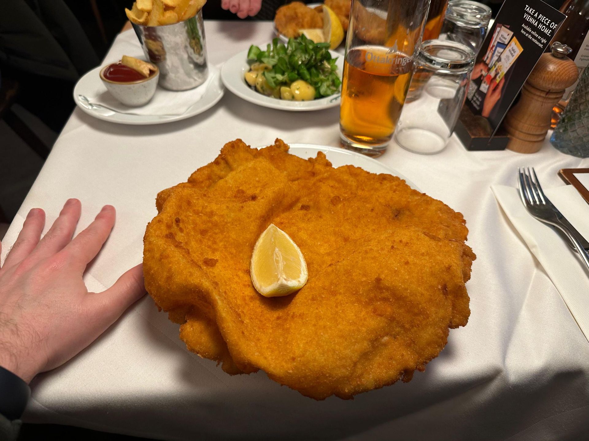 Proporcje kotleta do dłoni w Figlmüller Bäckerstrasse