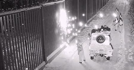 Nocna akcja na granicy. Polski patrol obrzucony płonącymi konarami