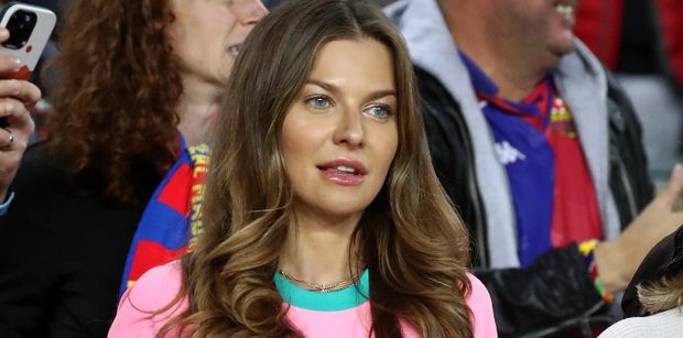 Słowa Anny Lewandowskiej o transferze Roberta wywołały burzę: "Może kochać i wspierać męża, ALE NIE MUSI TEGO ROBIĆ Z UŚMIECHEM NA TWARZY" (OPINIA)
