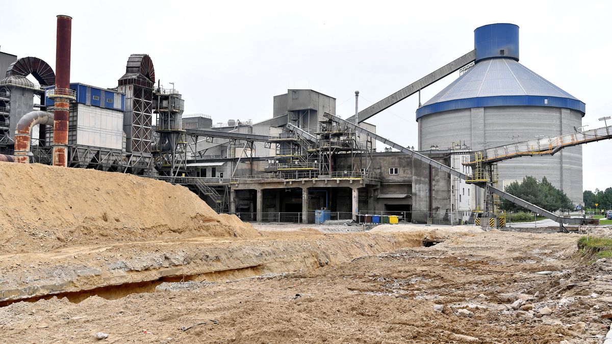 cementownia
Piotr Polak
budowa, cement, cementownia, cementowy, kamie�, piec, w�gielny, wmurowanie, ekonomia, gospodarka, inwestycja, modernizacja, planowana