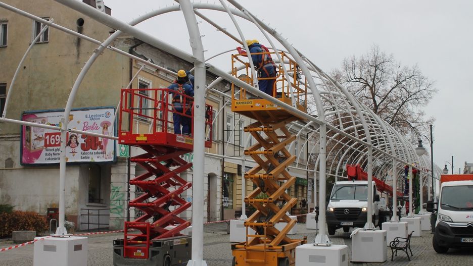 Na deptaku w Radomiu trwa montaż tunelu świetlnego.