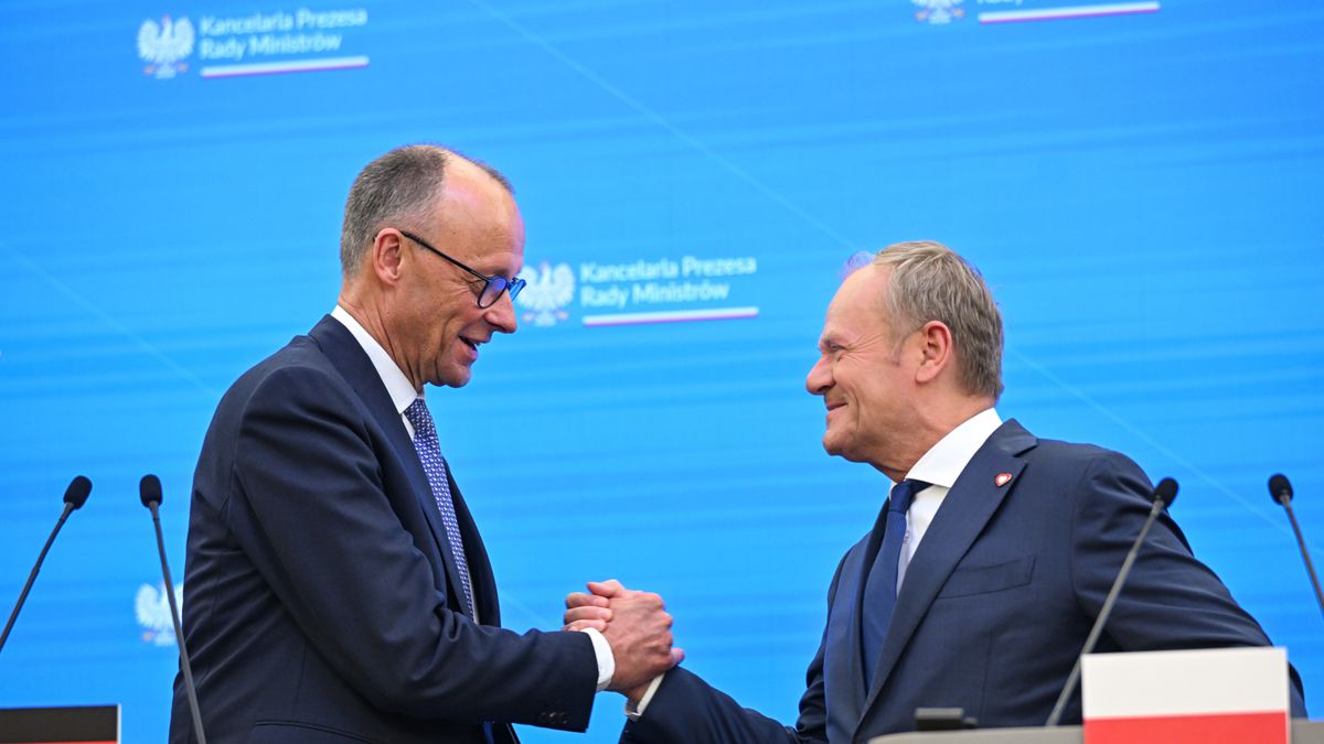 Warszawa, 07.05.2025. Premier Donald Tusk (P) oraz kanclerz Niemiec Friedrich Merz (L) podczas konferencji prasowej po spotkaniu w siedzibie Kancelarii Prezesa Rady Ministrów w Warszawie, 7 bm. Politycy omówili kwestie dotyczące współpracy dwustronnej oraz tematy z bieżącej agendy UE i agendy międzynarodowej. Rozmowa dotyczyła także zagadnień z zakresu bezpieczeństwa i obrony. (amb) PAP/Radek Pietruszka