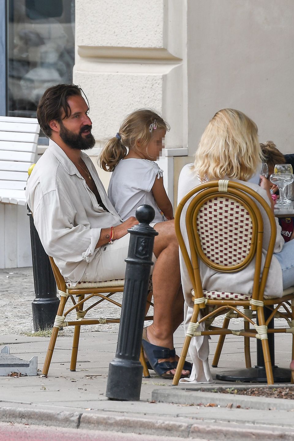 Piotr Stramowski z partnerką i córką w restauracji