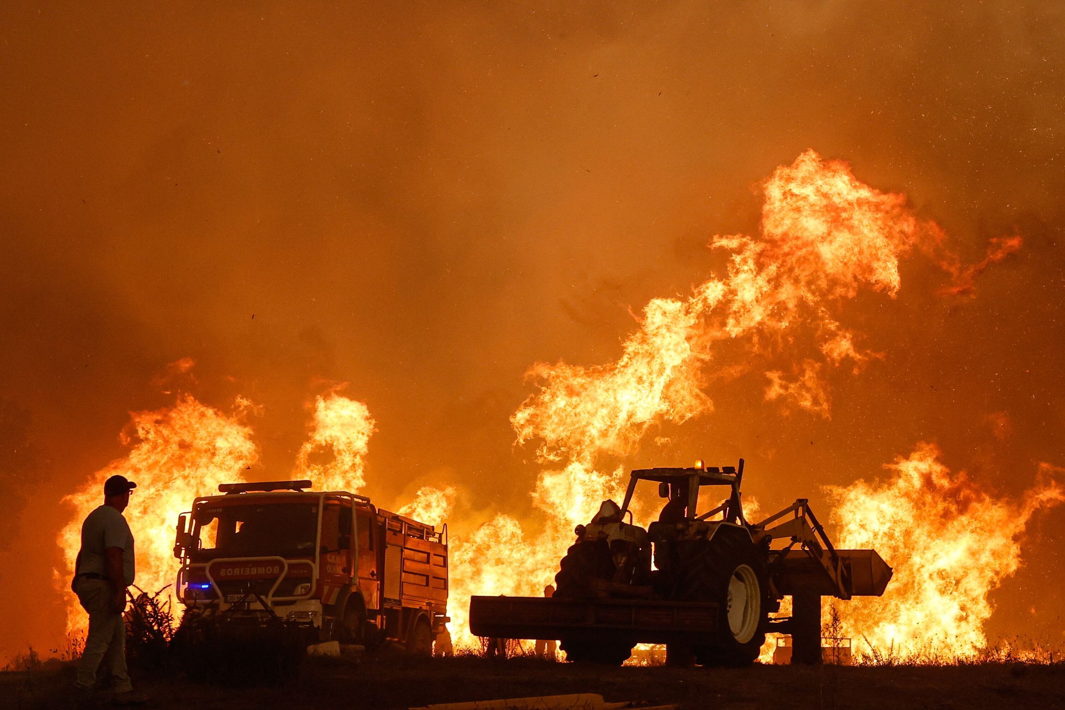 A man watches the fire in the municipality of Odemira, 07 August 2023. The fire, which broke out in the Baiona area, in the parish of SĂŁo TeotĂłnio, 05 August, has already forced the evacuation of four locations in the municipality of Odemira (Vale dos Alhos, Vale de Ă�gua, ChoĂ§a dos Vales and Relva Grande) and a rural tourism unit. EPA/LUIS FORRA Dostawca: PAP/EPA.