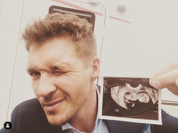 Fani gratulują Mikołajowi Roznerskiemu  powiększenia rodziny pod zdjęciem z planu filmowego