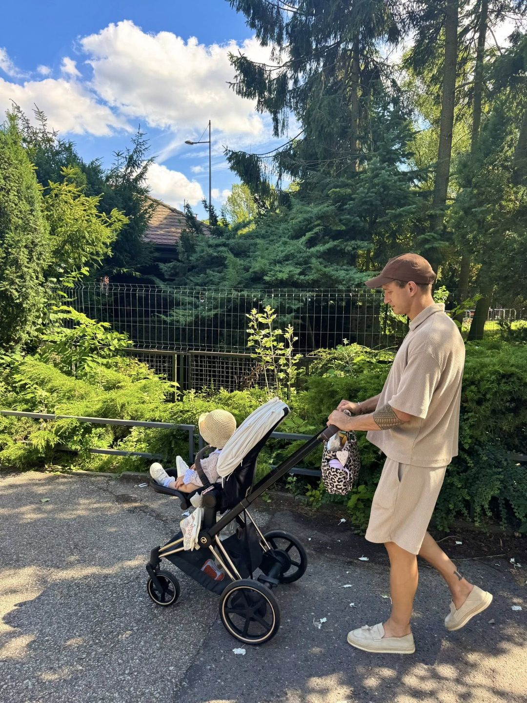 Jakub Rzeźniczak z córką w warszawskim zoo