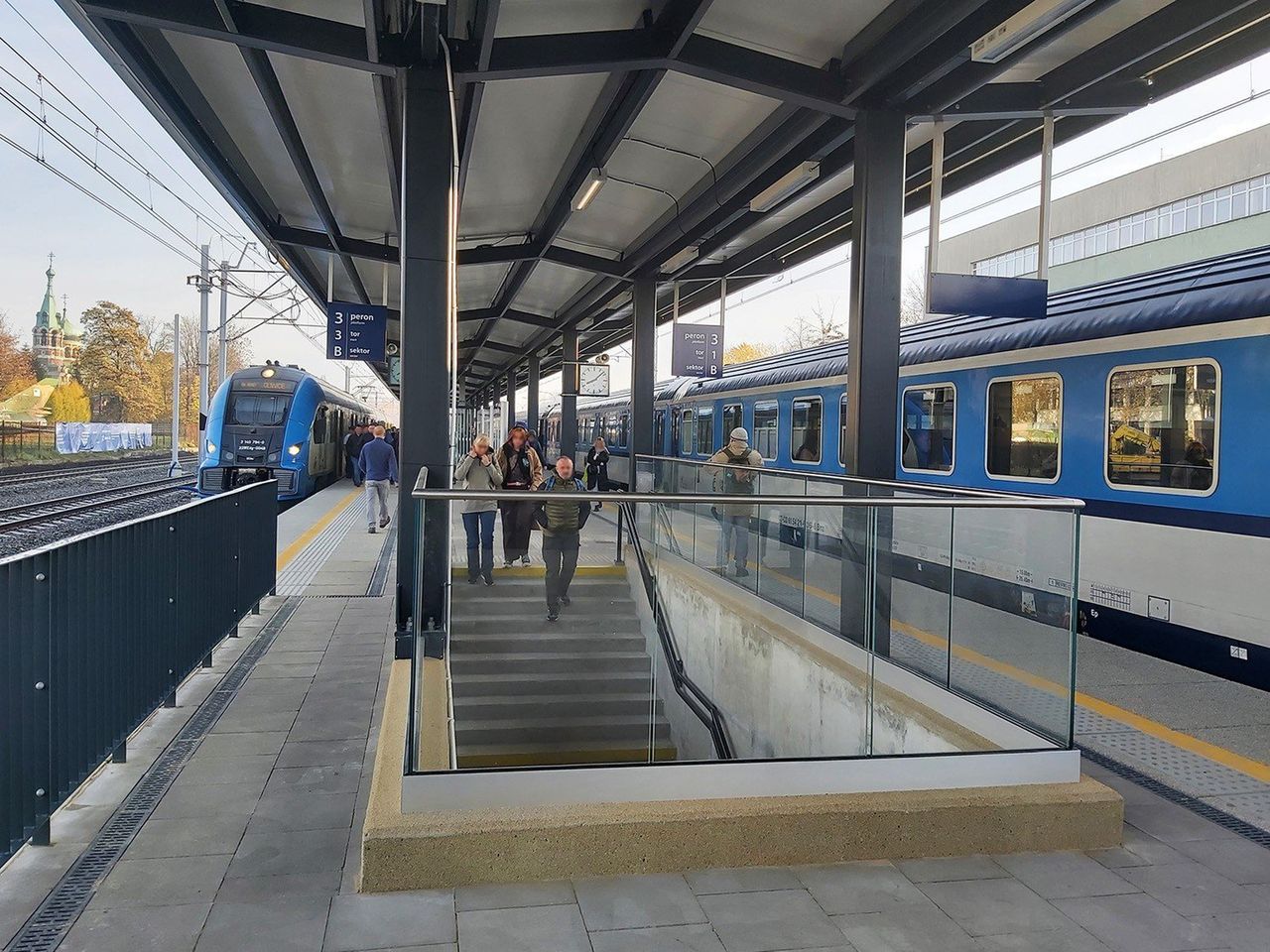 Sosnowiec: Pierwsze pociągi wjechały na nowy peron 3 na stacji Sosnowiec Główny. To tam teraz przenoszą się wszyscy pasażerowie