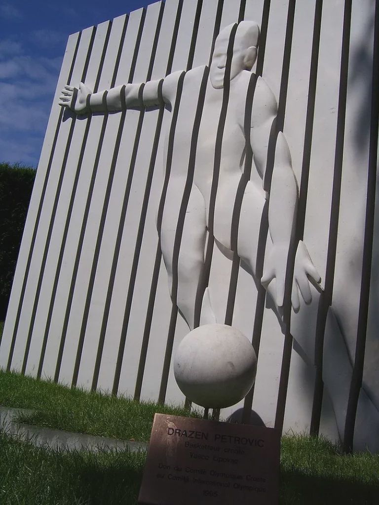 Pomnik Dražena Petrovića w Lozannie - Domena publiczna