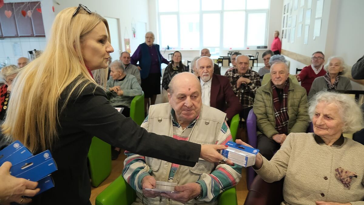 Seniorzy otrzymali od miasta czujniki czadu i dymu