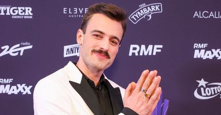 Błażej Stencel już tak nie wygląda! Prezenter "Koła fortuny" pokazał się z narzeczonym i zaskoczył wszystkich