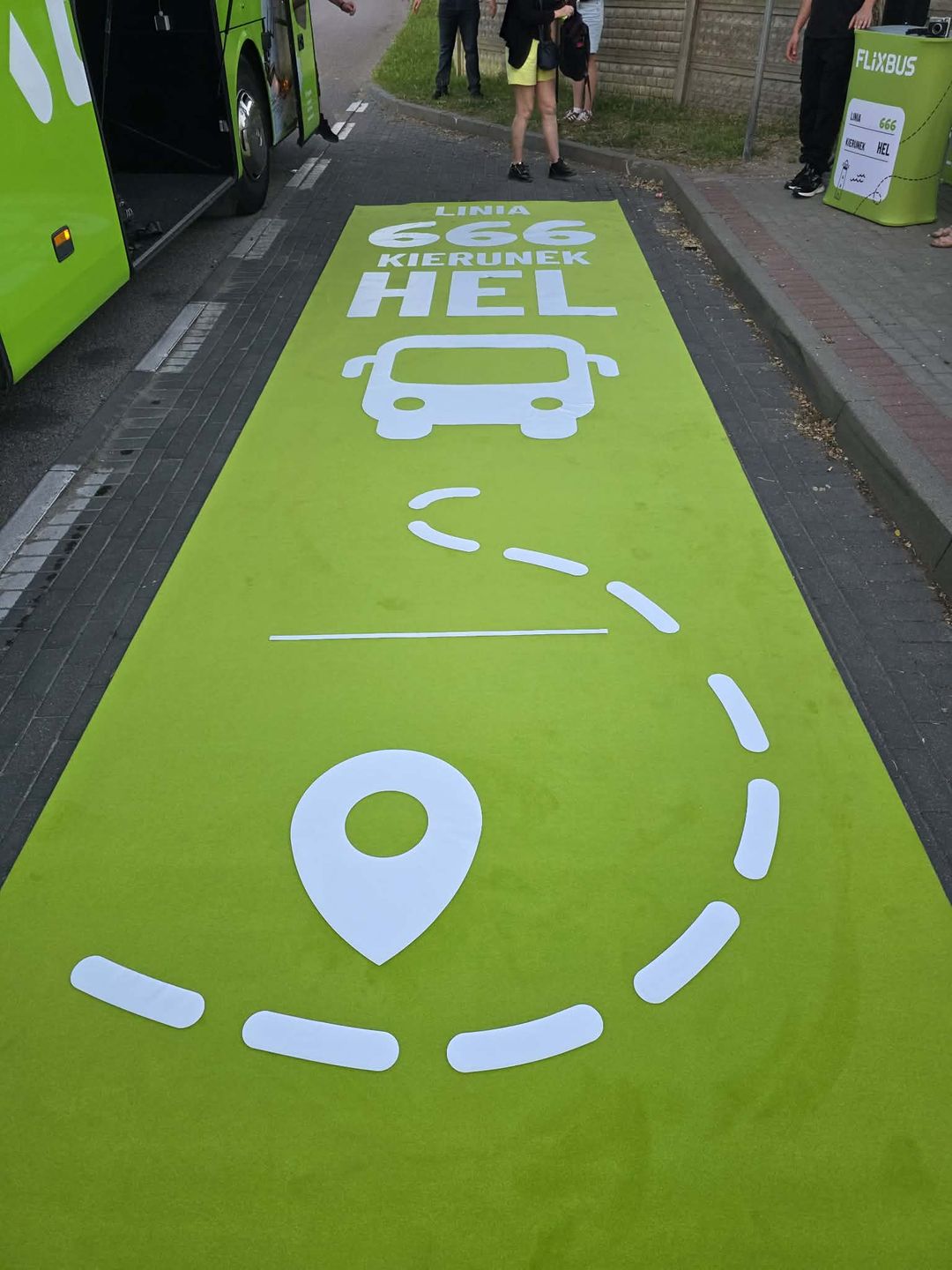 Na pasażerów czekał także specjalnie przygotowany dywan.