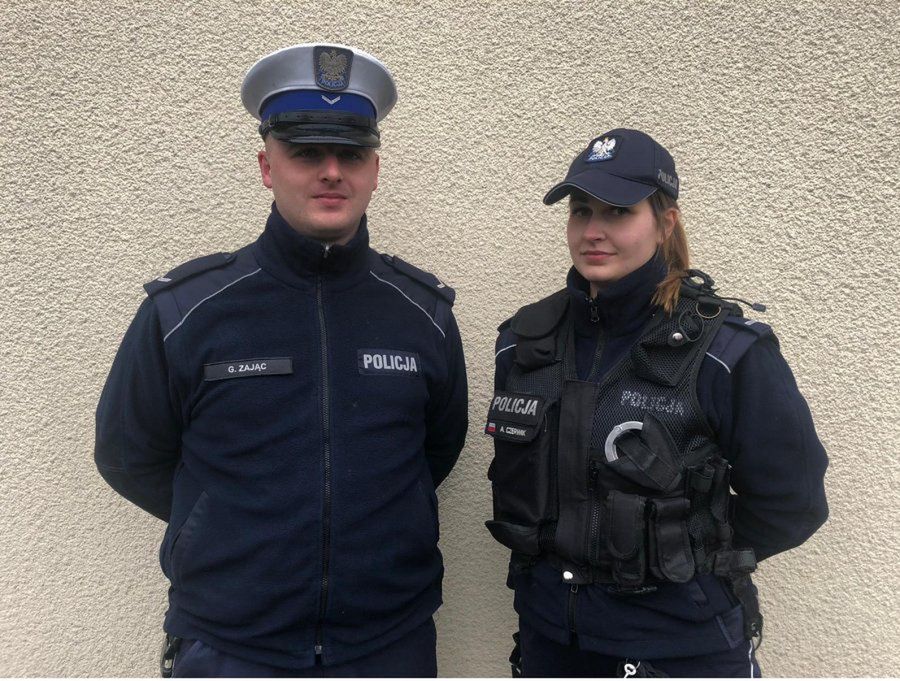Śląsk. Młodzi policjanci zorganizowali działania ratunkowe po wypadku w Przeciszowie.