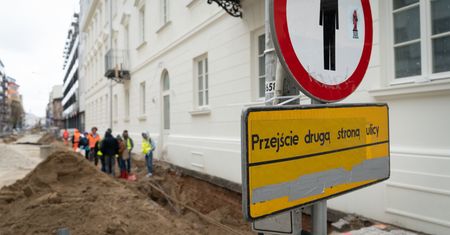 Kości pod chodnikiem w Warszawie. Sensacyjne odkrycie wstrzymało prace drogowe