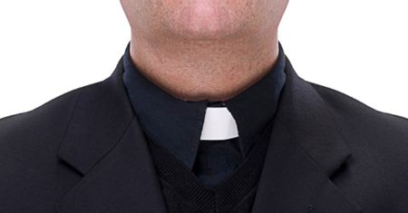 Ksiądz tłumaczy się z ciągnięcia butelki: "TO BYŁ ŻART!" Chciał pokazać... "OGONEK ZWIERZĄTKA"?