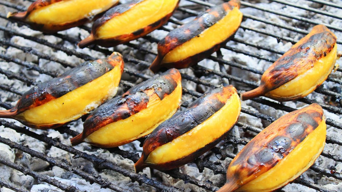 Grillowane banany to pomysł na danie dla wegetarian lub smaczny deser.
