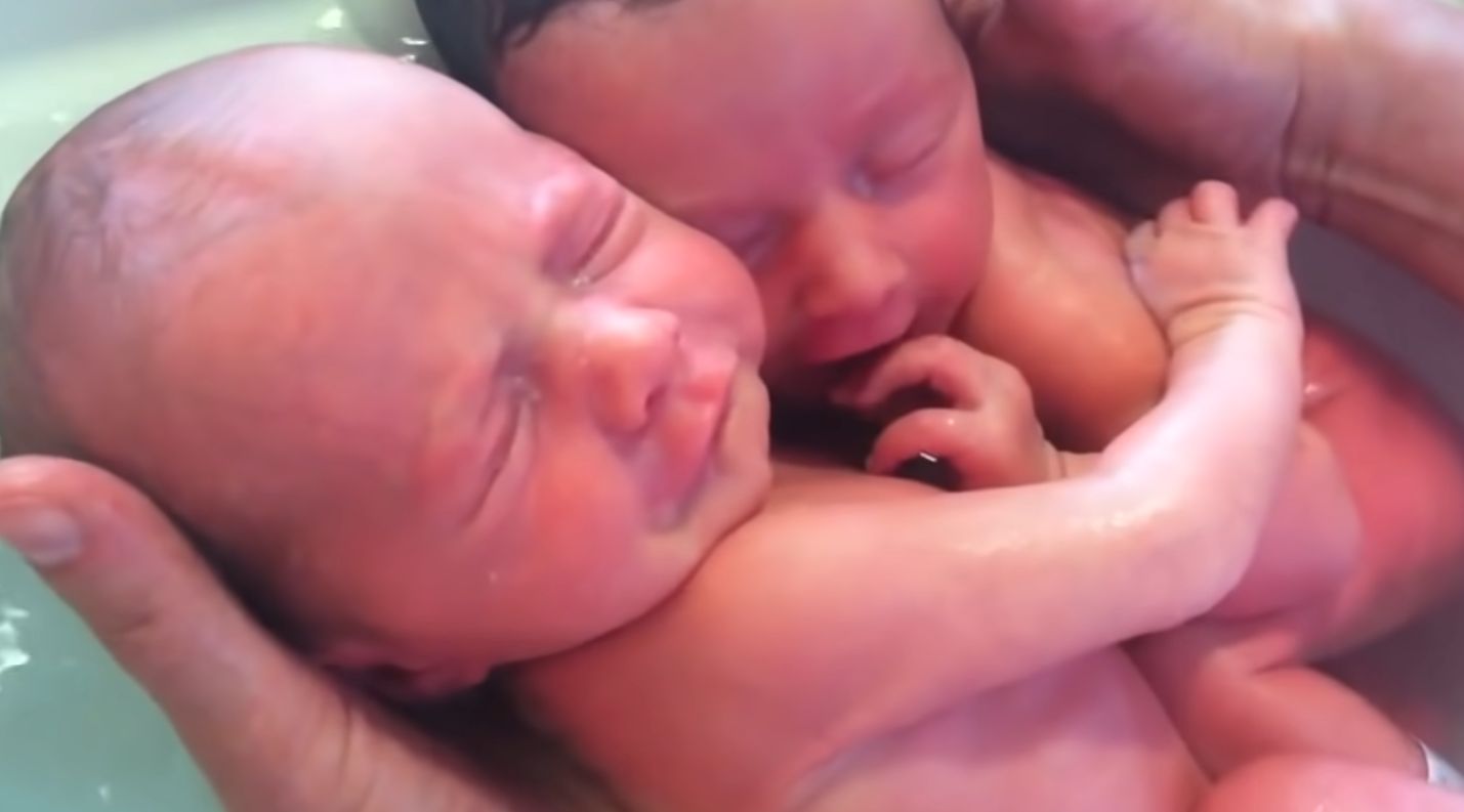 Bliźnięta podczas kąpieli