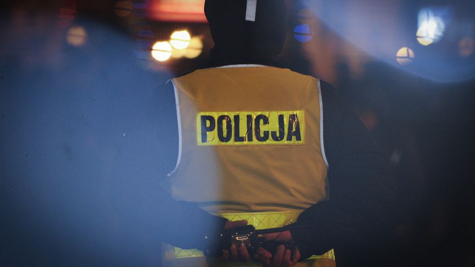 Popów. Rzucił widłami w policjantów