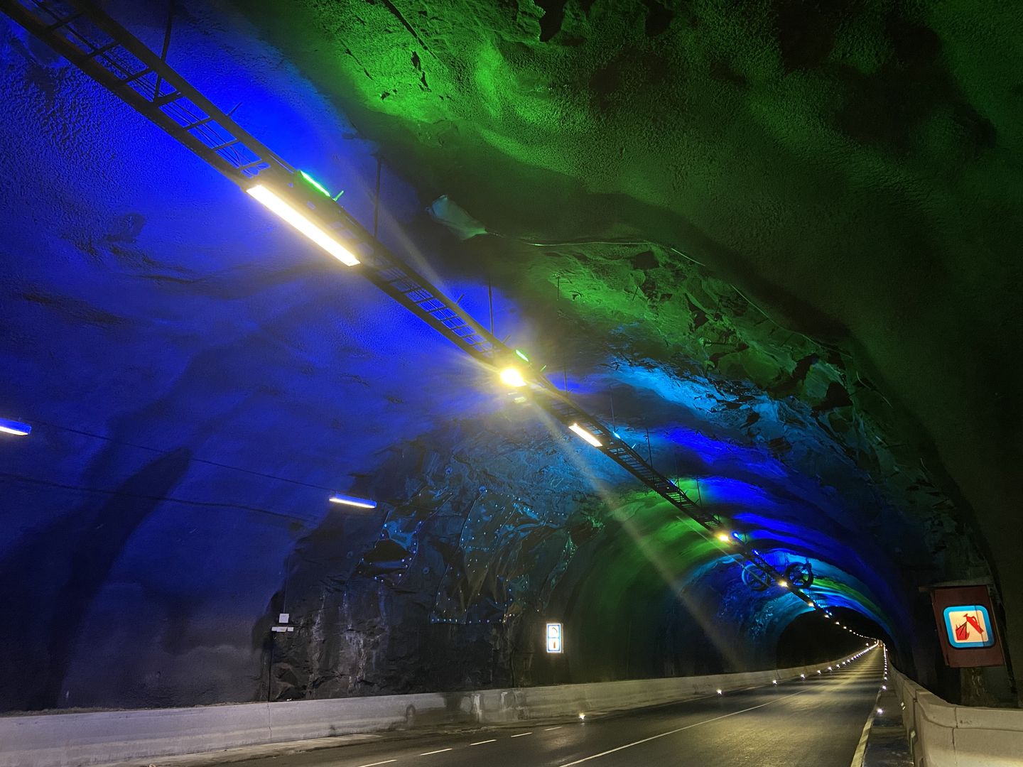 Wyspy połączone są podziemnymi tunelami z iluminacjami