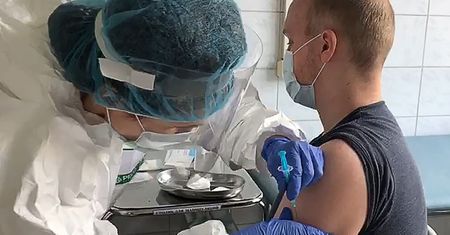 "Żadnego picia". Jak długo? Surowe zasady po szczepieniu na COVID w Rosji