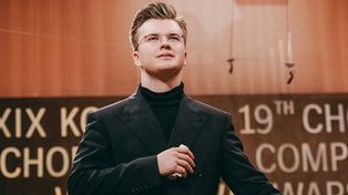 Owacje na stojąco. Przez 40 minut rozdawał autografy