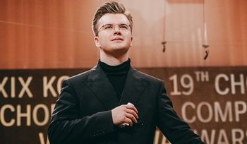 Owacje na stojąco. Przez 40 minut rozdawał autografy