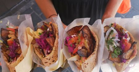 Nie tylko falafel i hummus. Czas na sabicha!