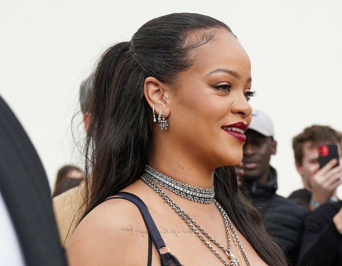 Rihanna pojawiła się na Fashion Week. Bieliźniana sukienka rzucała się w oczy