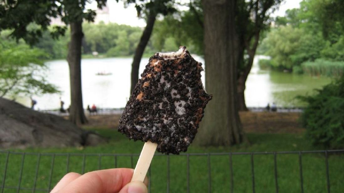 Przepis na lody oreo. Zdjęcie ilustracyjne