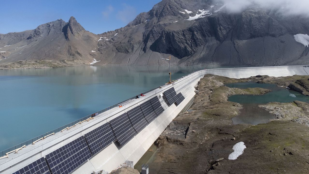 Budowa elektrowni elektrycznej AlpinSolar na tamie Muttsee w Arnd Wiegmann Alpach.