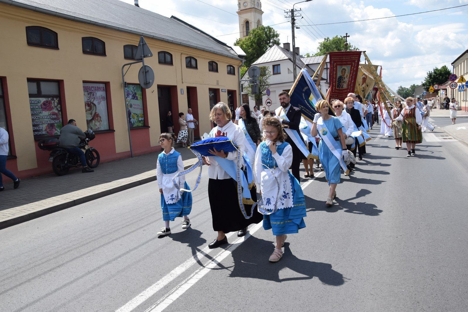 Boże Ciało 2025 w Zduńskiej Woli. Tłumy na procesji