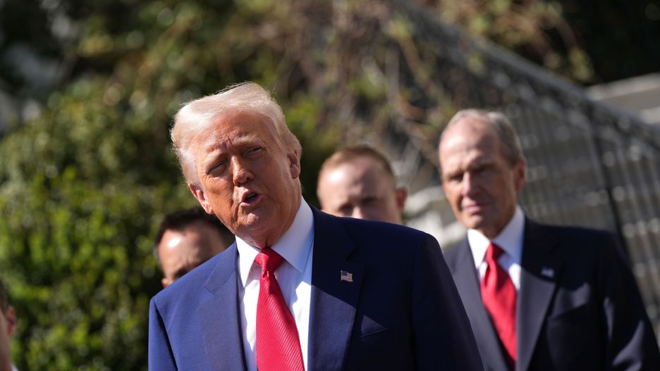 US President Donald Trump speaks as he participates in a photo opportunity with racing champions outside the White House in Washington, DC, USA, 09 April 2025. EPA/CHRIS KLEPONIS /POOL Dostawca: PAP/EPA.