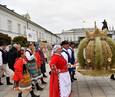 Warszawa. Barwne dożynki prezydenckie. Wieńce, dyplomy i słowa otuchy dla wsi