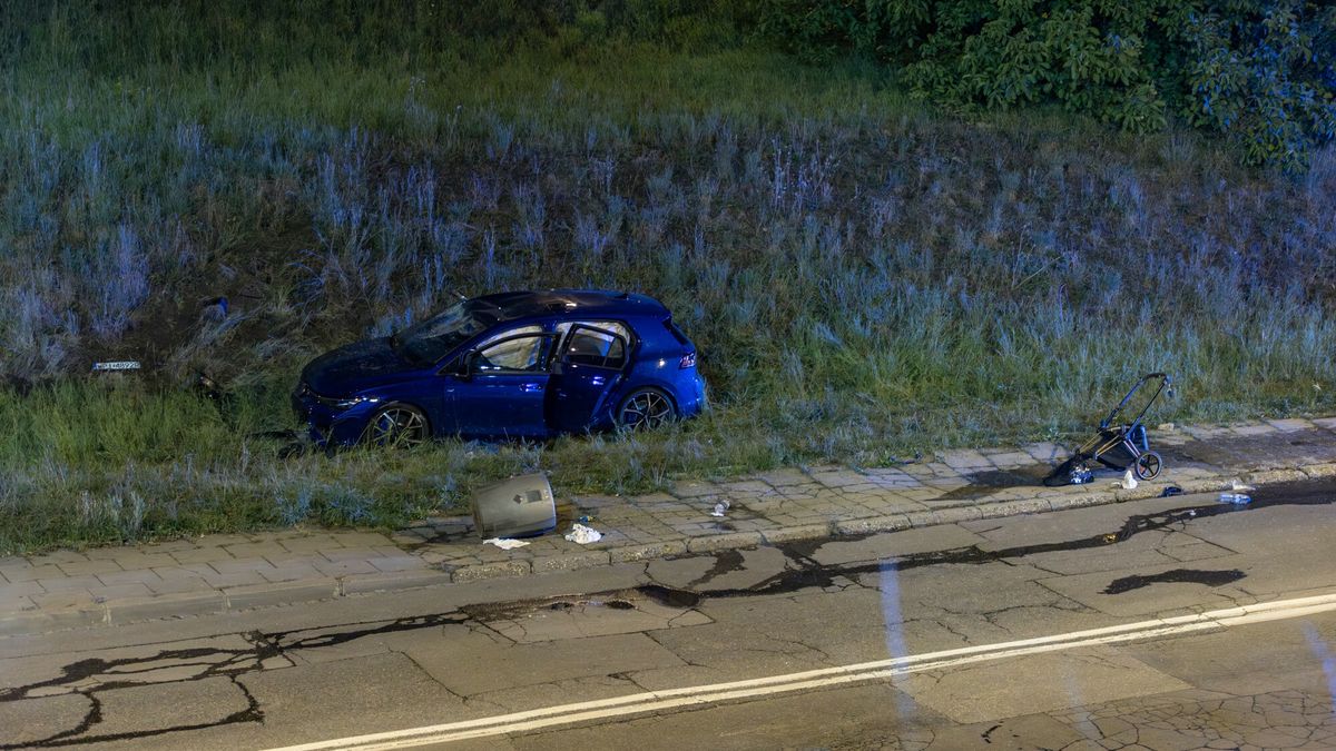 Auto wjecha?o w pieszych na chodniku w Krakowie
22.08.2026 KRAKOW
ULICA SOLNA  WYPADEL WV GOLF SMIERC 2 DOROSLE OSOBY DZIECKO WOZEK CHODNIK

FOT. ANNA KACZMARZ / DZIENNIK POLSKI/POLSKA PRESS
ANNA KACZMARZ / POLSKAPRESS