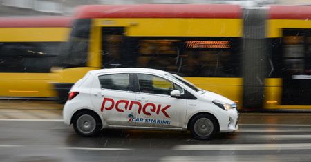 1000 aut trafi na granicę. Panek pomoże z transportem osób z Ukrainy