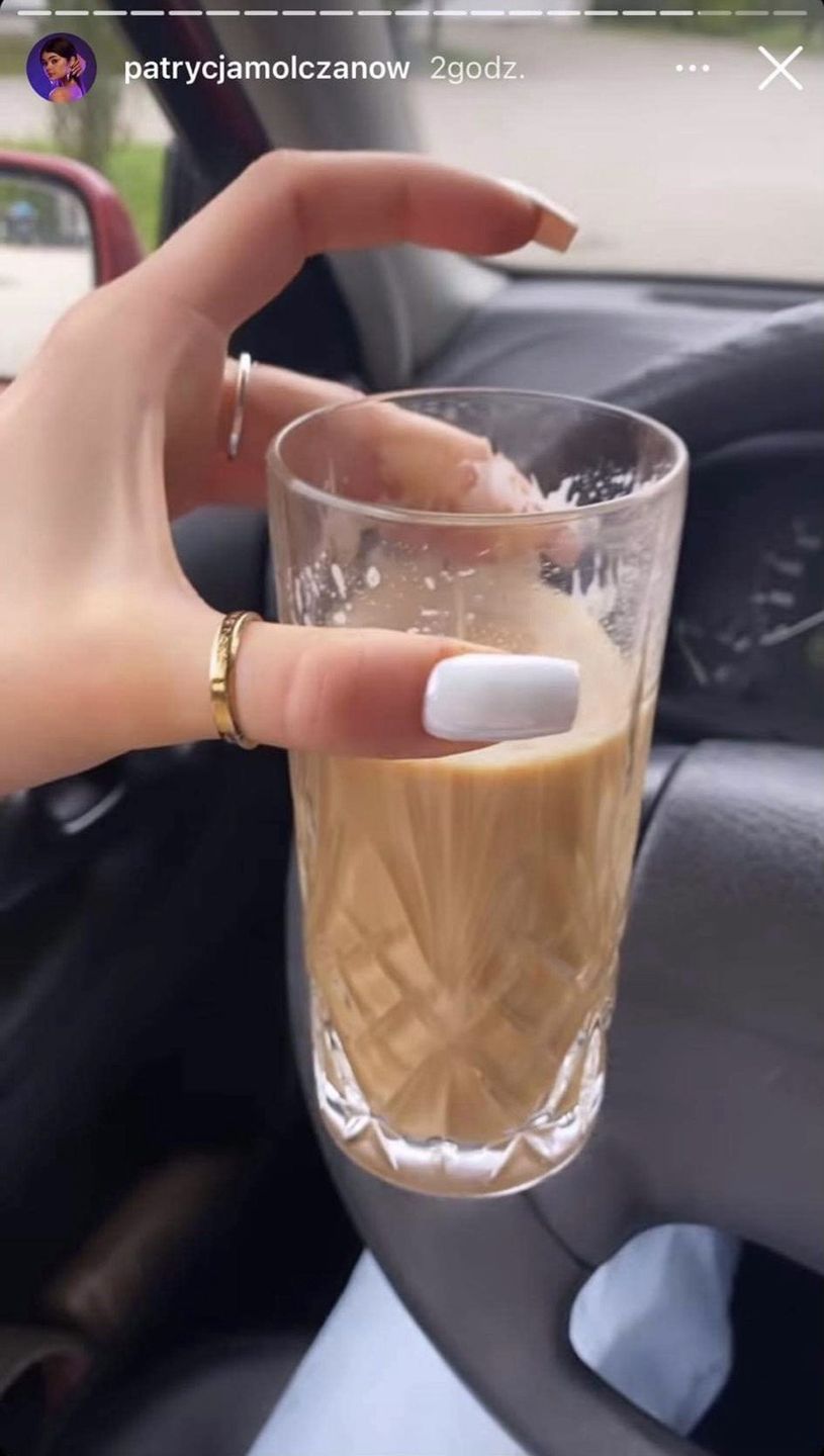 Patrycja Mołczanow z "Teamu X" pije kawę i nagrywa InstaStory PROWADZĄC AUTO...