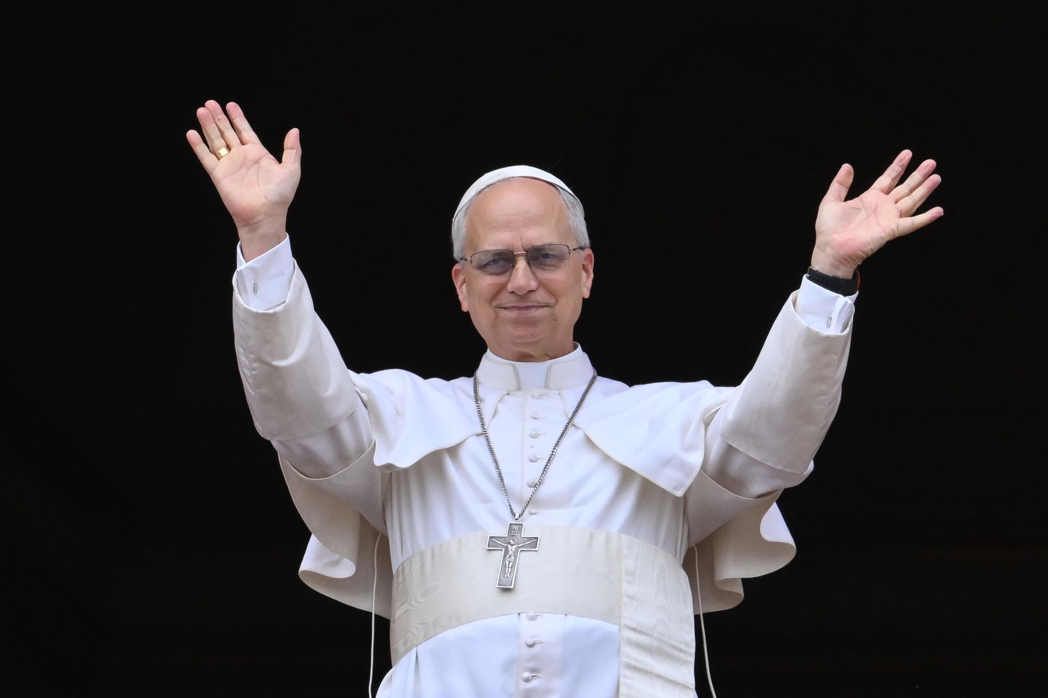 Pope Leo XIV waves as he leads the Regina Caeli prayer from the central loggia of Saint Peter's Basilica in Vatican City, 11 May 2025. EPA/ALESSANDRO DI MEO Dostawca: PAP/EPA.