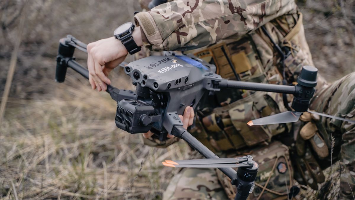dron wojskowy
Donbas, Ukraina, 06.04.2023. Jeden z dron�w wykorzystywanych przez operator�w z ukrai�skiego Wywiadu Lotniczego (Aerorozvidka) w pobli�u linii frontu w Donbasie, 6 bm. Trwa inwazja Rosji na Ukrain�.  (jm) PAP/Vladyslav Karpovych
Vladyslav Karpovych
Aerorozvidka, DJI, dron, dronowa, drony, operator operatorzy, pilot piloci, Si�y Zbrojne Ukrainy, SZU, ukrai�skie, wojskowe, Wywiad Lotniczy, ZSU, agresja Rosji, atak Rosji na Ukrain�, inwazja, inwazja rosyjska, konflikt zbrojny, linia frontu, pomoc dla Ukrainy, rosyjska, rosyjski, sytuacja na Ukrainie, sytuacja w Ukrainie, Ukrainie, Ukrai�cy, ukrai�scy, Wojna na Ukrainie, wojna w Ukrainie, wok� Ukrainy, wsparcie