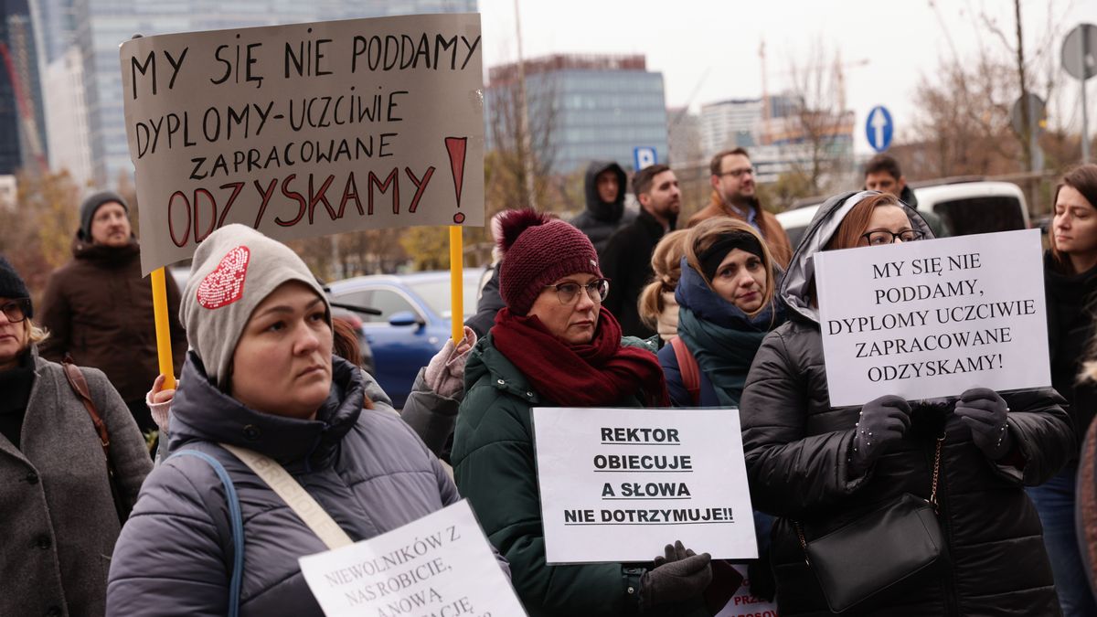 Protest student�w pokrzywdzonych przez uczelnie Collegium Humanum w Warszawie
19.11.2024 Warszawa , aleje Jerozolimskie 133A , Uczelnia Biznesu i Nauk Stosowanych Varsovia . Protest studentow pokrzywdzonych przez uczelnie Collegium Humanum .
Fot. Dawid Zuchowicz / Agencja Wyborcza.pl
Fot. Dawid Zuchowicz / Agencja Wyborcza.pl
manual, nauka -technika, edukacja, uczelnia, protest, student, studenci, pokrzywdzony, /FR/