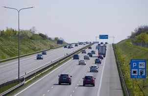 Kierowcy odetchną do końca wakacji. Rozbudowa A2 ruszy później