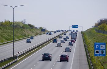 Kierowcy odetchną do końca wakacji. Rozbudowa A2 ruszy później
