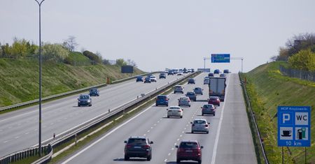 Kierowcy odetchną do końca wakacji. Rozbudowa A2 ruszy później
