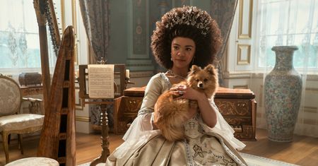 "Królowa Charlotta" już jest na Netfliksie. Opowieść ze świata Bridgertonów - oglądać czy sobie darować?